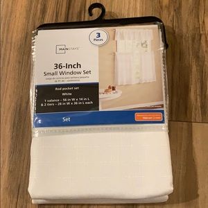 NWT - Small Window 3- Piece Set